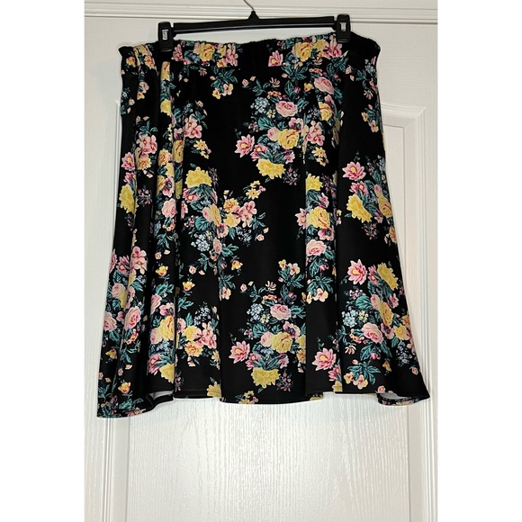 Pre loved Floral Boutique + Plus Size 1X Made by Ashely Nell Tipton Good Cond. - Picture 4 of 8